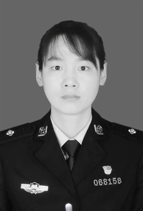 新澳天天开奖资料大全一和35岁民警因公牺牲与35岁民警因公牺牲 送别现场妻子震撼举动令人心 如刀割